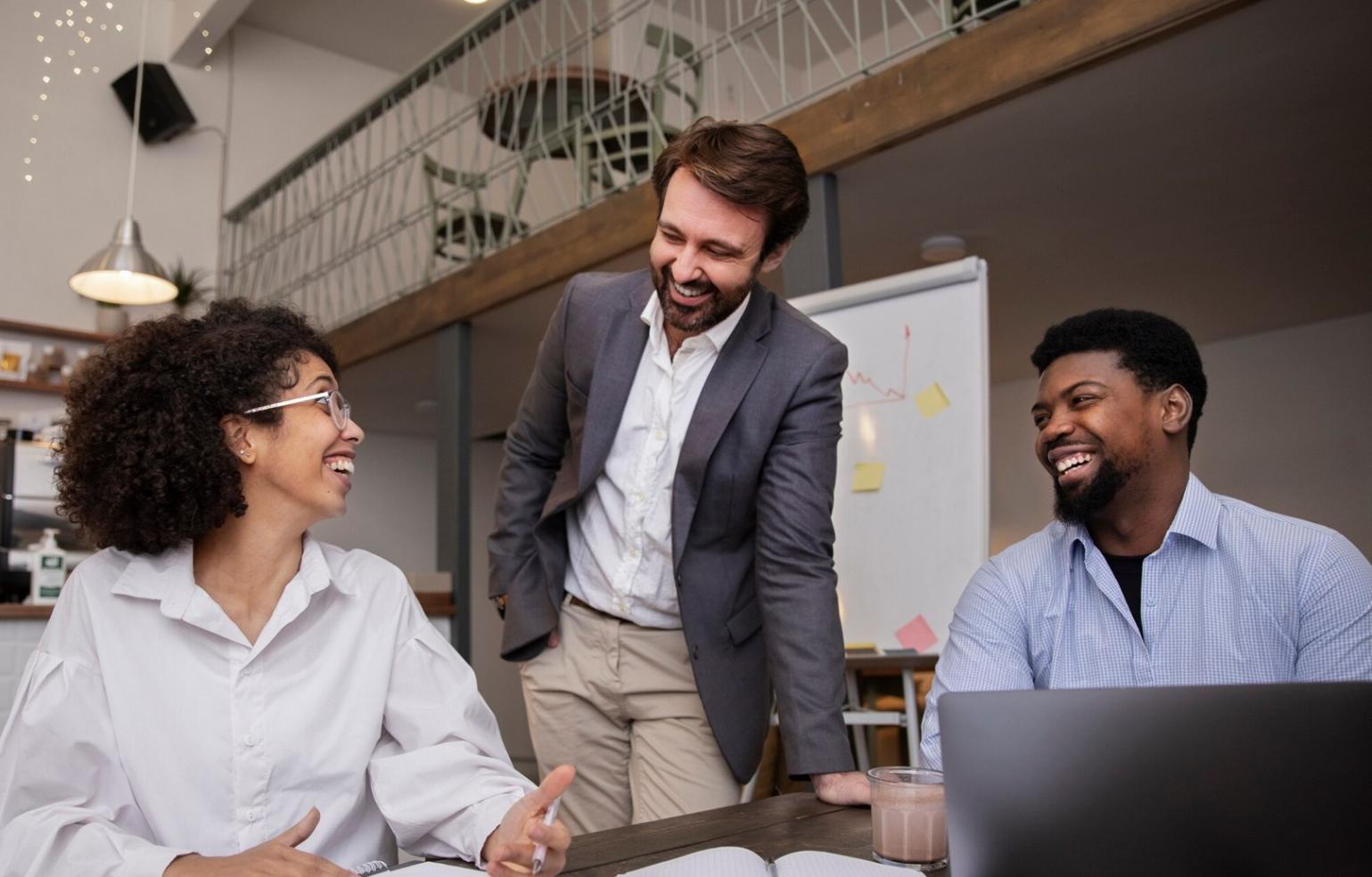 Personne travaillant sur un ordinateur portable avec des documents financiers